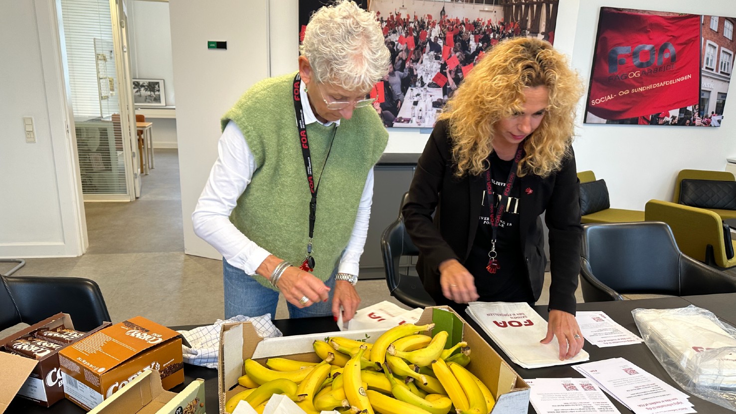 FOA SOSU besøger de private arbejdspladser for at gøre opmærksom på de kommende overenskomstforhandlinger, OK25. Her pakkes godteposer med information og bananer.
